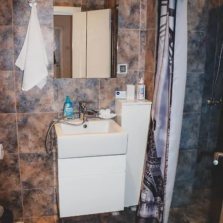 3 Rooms, Loft Apartment, Located Right In Center!!!